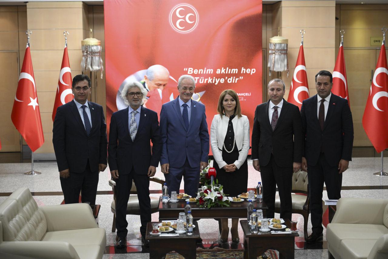 Kurban Bayramı dolayısıyla düzenlenen siyasi partiler arası bayramlaşma programı kapsamında, Demokratik Sol Parti (DSP) heyeti, Milliyetçi Hareket Partisi'ni (MHP) ziyaret etti. DSP Genel Başkan Yardımcıları Hikmet Aydemir (sol 3) ve Turgay Akbaba (sol 2) ile Parti Meclisi (PM) Üyesi Gültekin Karagüzel’den (solda) oluşan konuk heyet, MHP Genel Başkan Yardımcısı Zühal Topçu (sağ 3), Merkez Yönetim Kurulu üyeleri Turan Şahin (sağ 2) ile Özmen Alp Giray Erdemir’den (sağda) oluşan heyet ile bayramlaştı.