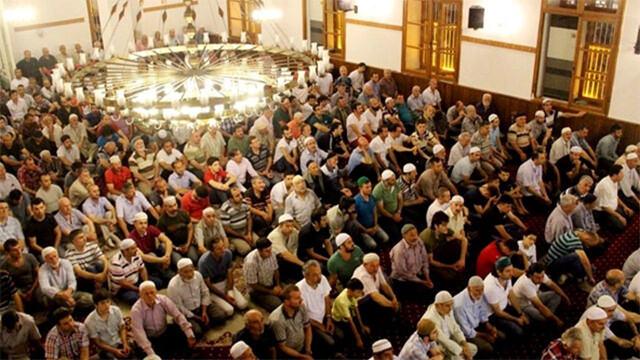 Bayram namazı kılan cemaat