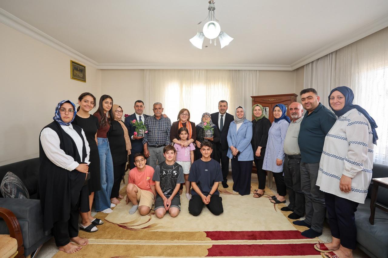 Başkan Şahin, vatandaşların evine ziyarette bulundu. 