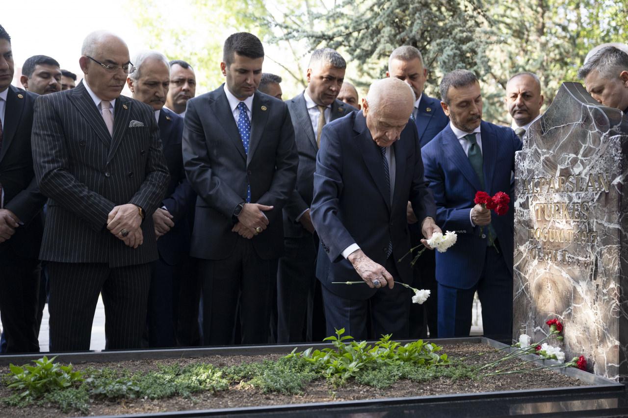 MHP Genel Başkanı Bahçeli, Alparslan Türkeş’in kabrini ziyaret etti.
