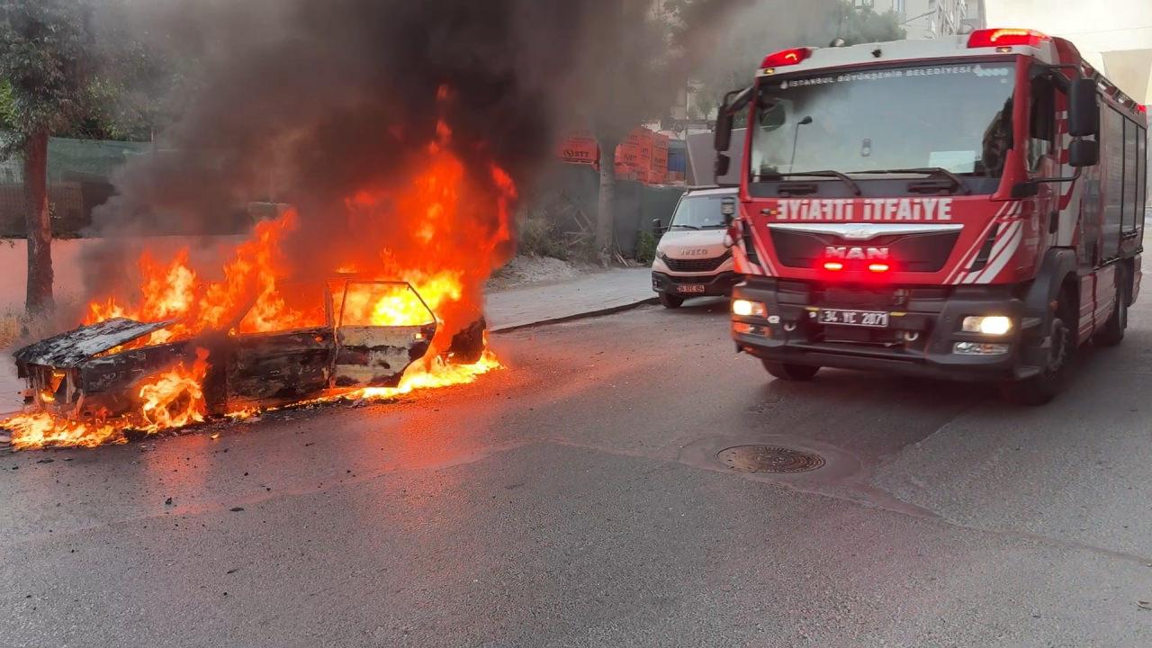 Avcılar'da otomobil alev alev yandı.