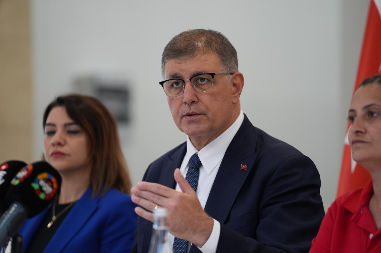 İzmir Büyükşehir Belediyesine bağlı iştiraklerde çalışan yaklaşık 23 bin işçinin 28 Mayıs'ta başlattığı grevin yedinci gününde İZELMAN şirketini temsil eden Genel-İş İzmir 1 ve 3 No'lu şube başkanları toplu iş sözleşmesini imzalayarak, grevi sonlandırdı. İzmir Büyükşehir Belediye Başkanı Cemil Tugay, Ahmed Adan Saygun Sanat Merkezi'nde düzenlenen imza töreninde konuşma yaptı.