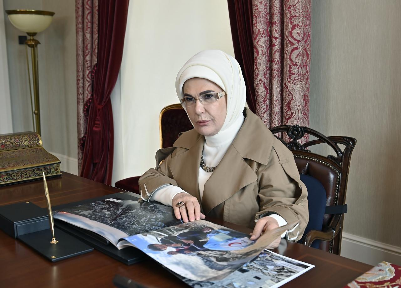 Emine Erdoğan, Türk Kızılayı'nın çalışmaları hakkında bilgi aldı. 
