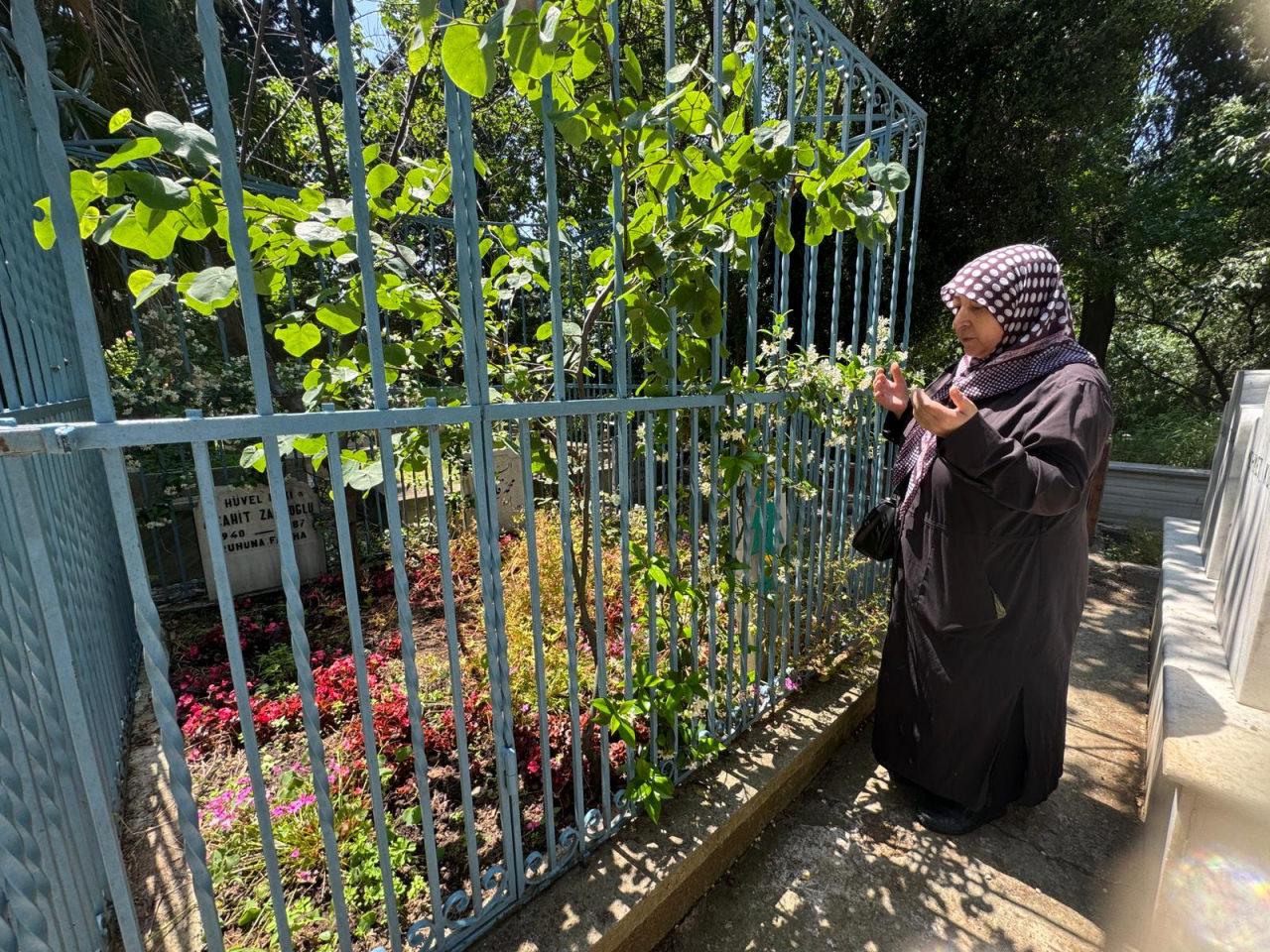 Kaleme aldığı birçok unutulmaz eseri Türk edebiyatına miras bırakan şair ve yazar Abdurrahman Cahit Zarifoğlu, vefatının 38. yılında anılıyor. Zarifoğlu'nun Üsküdar Küplüce Mezarlığı'ndaki kabri başında düzenlenen anma programına, usta edebiyatçının kızı Betül Zarifoğlu Koç da katıldı.