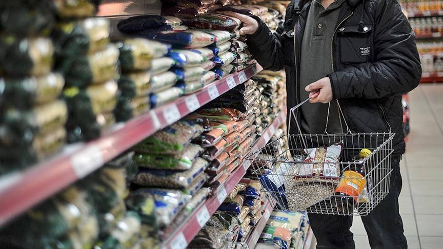Market alışverişi yapan birisi