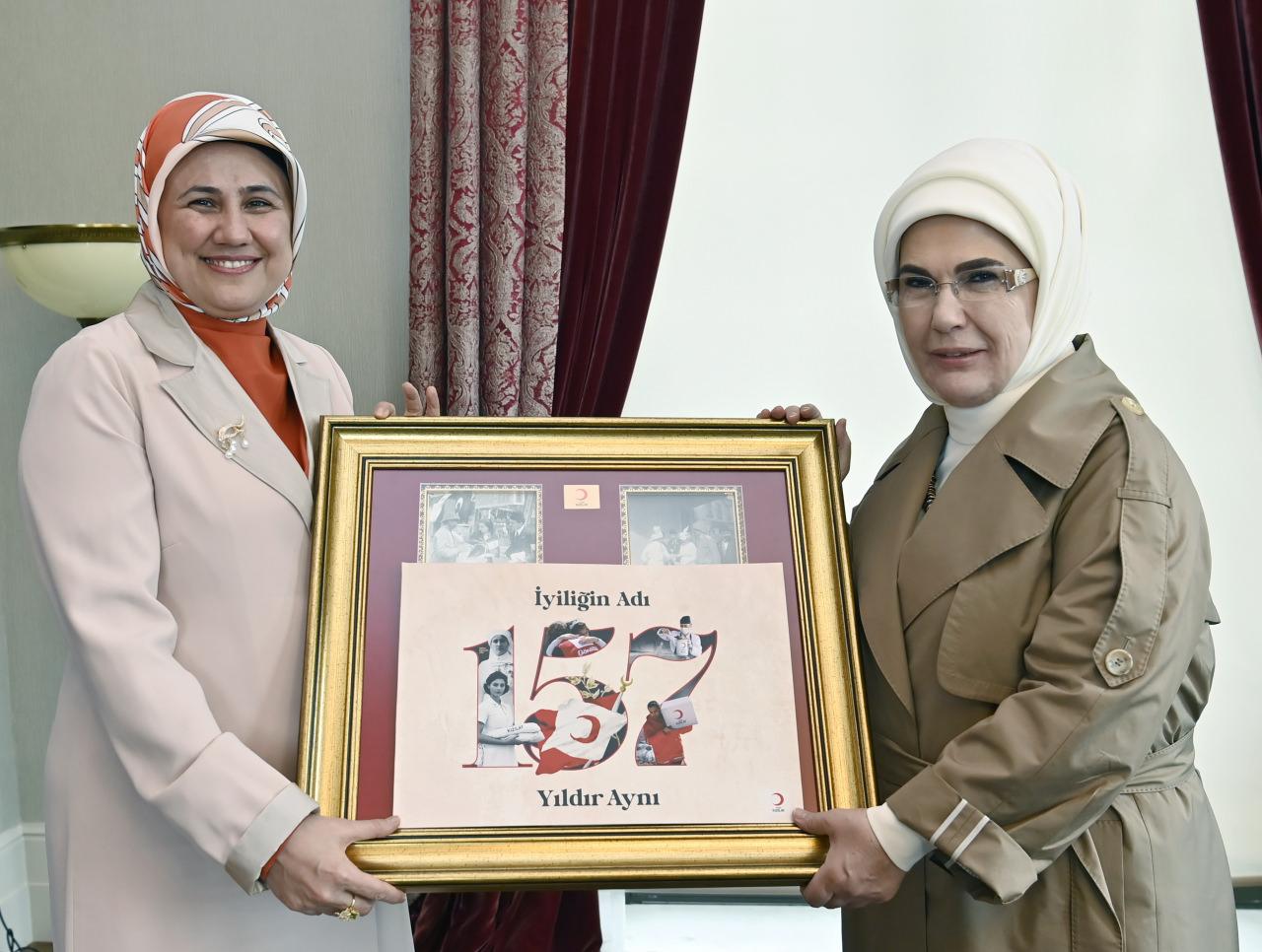 Emine Erdoğan'a tablo hediye edildi.