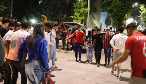 İn cin top oynuyordu: Şampiyonluk haberi gelince şehir düğün salonuna döndü