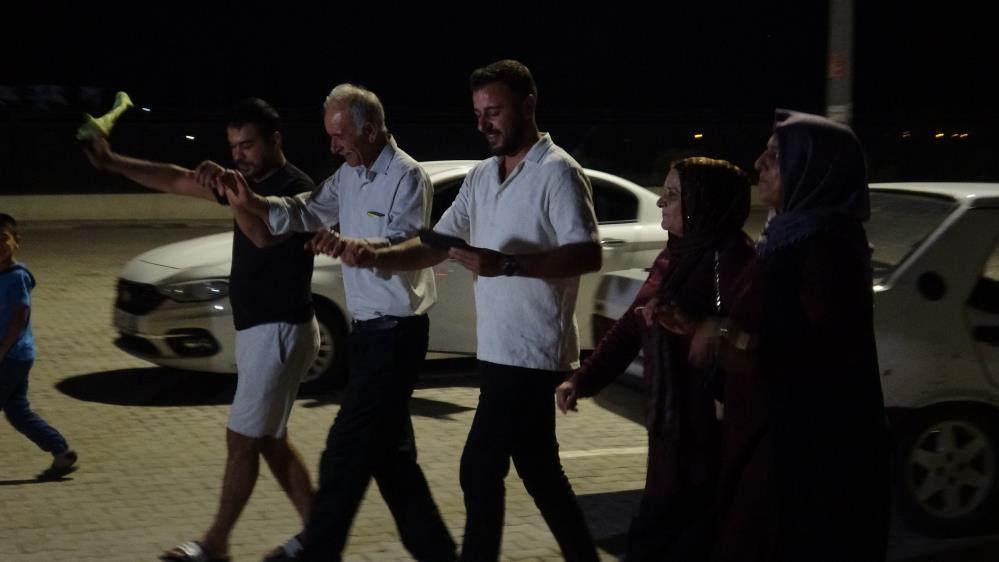 İnfaz düzenlemesi yürürlüğe girdi, cezaevi önünde halay çekip yakınlarını beklediler