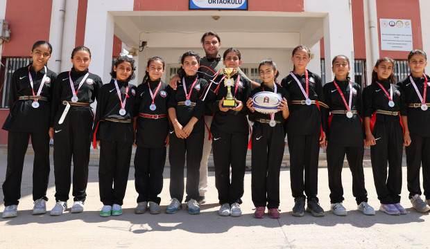 K&ouml;yde bir &ouml;ğretmenin kurduğu ragbi takımı Şanlıurfa'ya madalya getirdi