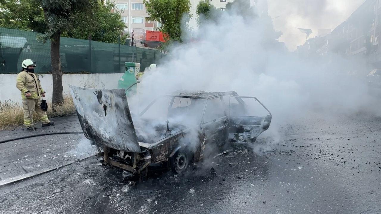 Avcılar'da otomobil alev alev yandı.