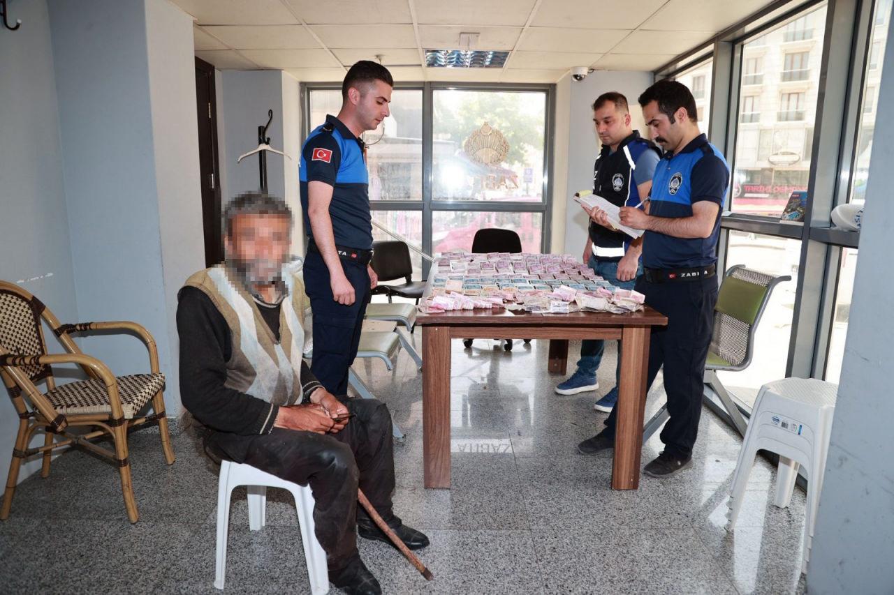 Zabıtaların dilencinin üzerinden çıkan paraları saydığı anlar