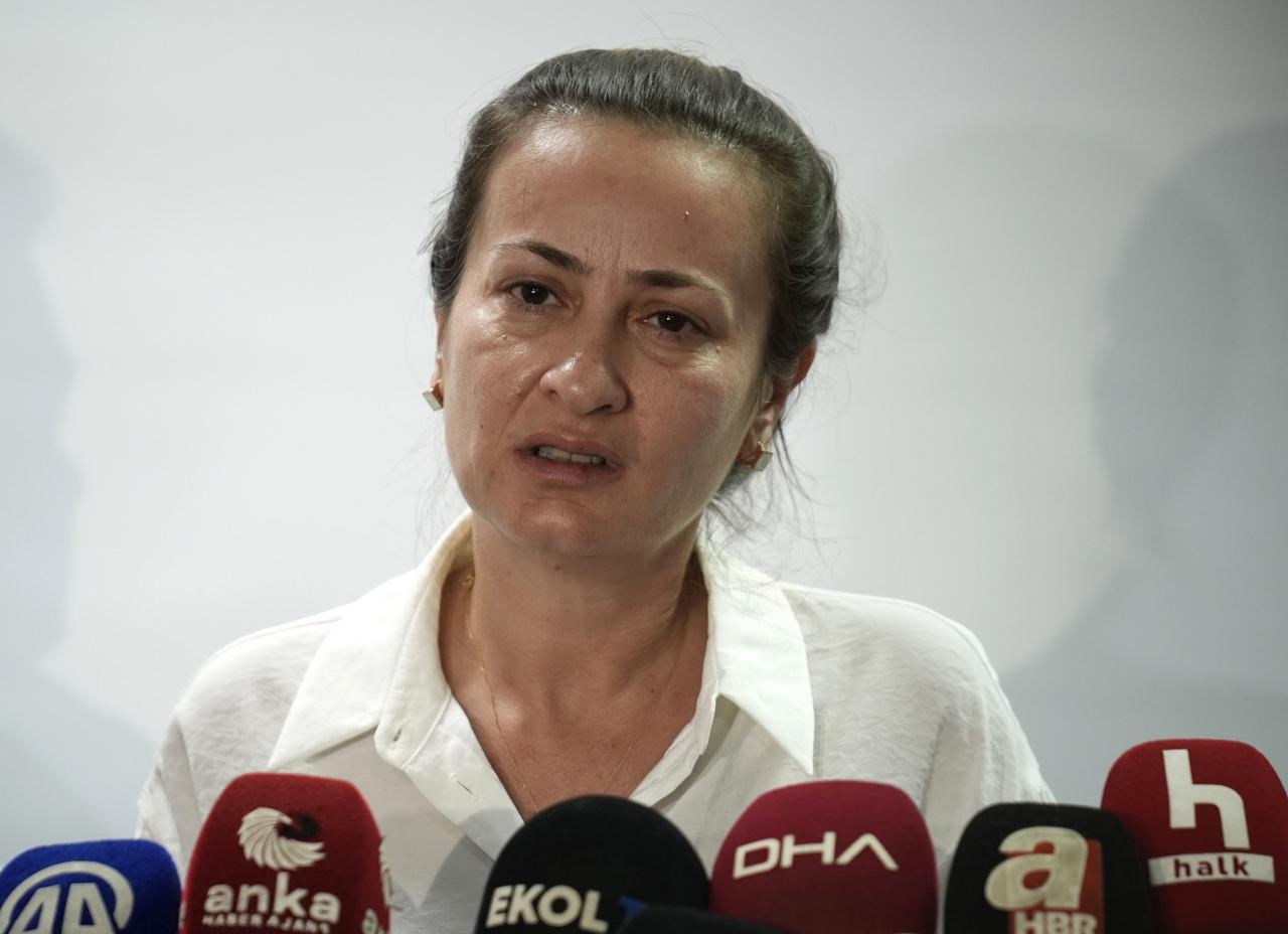CHP Manisa İl Başkanı İlksen Özalper, Manisa Büyükşehir Belediye Başkanı Ferdi Zeyrek ile ilgili açıklamalarda bulundu.