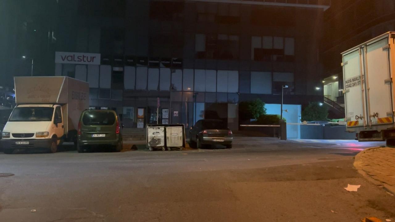 Cinayetin işlendiği olay yerinin gece görüntüsü. 
