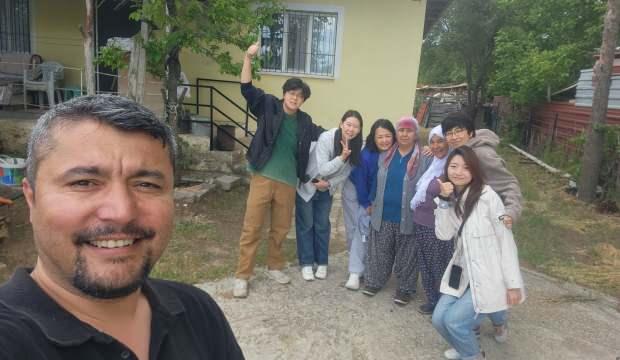 Misafirperverlikte sınır yok: Kaza yapan Çinli kafileyi, sazla sözle evinde ağırladı
