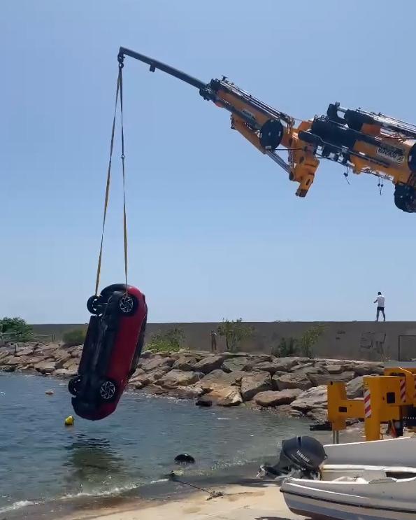 Aracın vinç ile sudan çıkarıldığı anlar