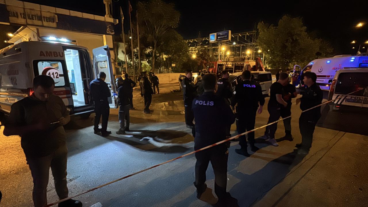 Gaziantep'te hafif ticari araç ile otomobil çarpıştı: 5 ölü, 2 yaralı