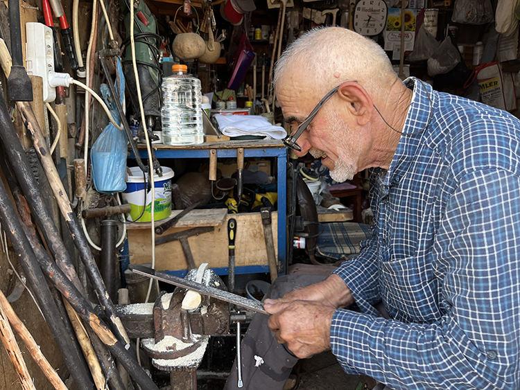 Tekirdağ'da bir çiftçi 22 yıldır ağaç oymacılığıyla uğraşıyor