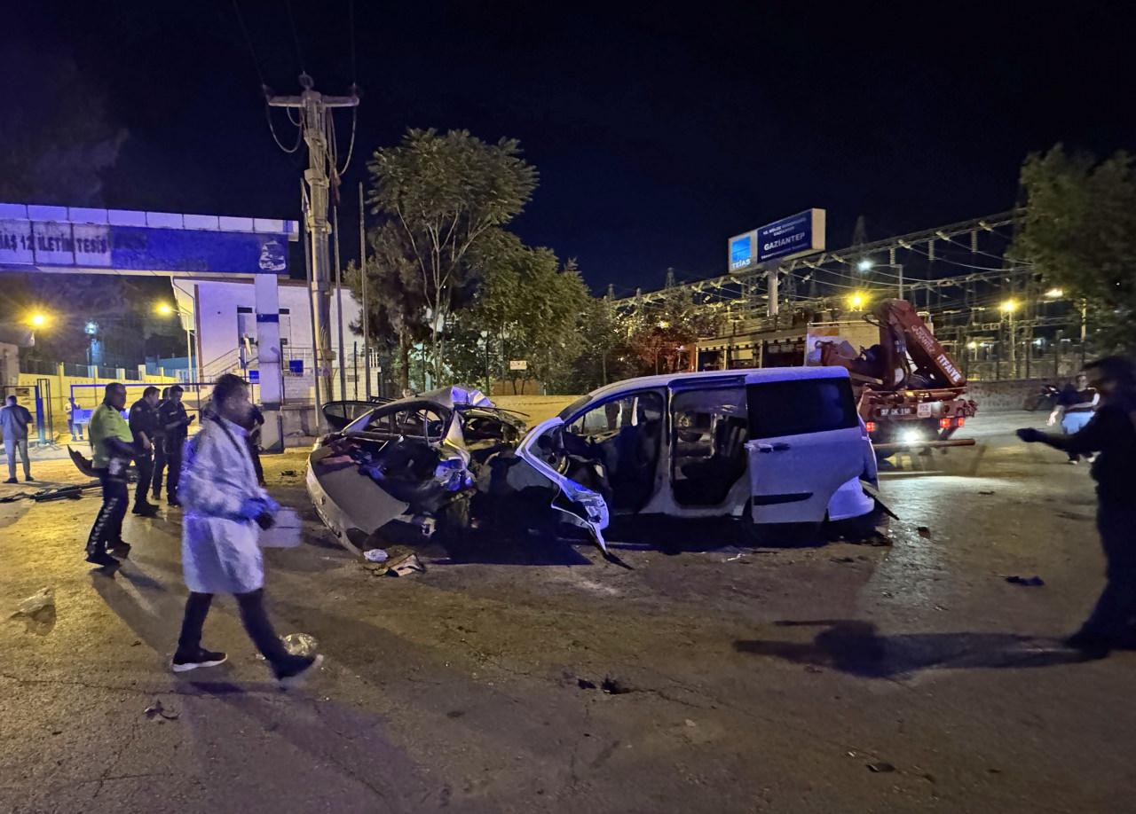 Gaziantep'te hafif ticari araç ile otomobil çarpıştı: 5 ölü, 2 yaralı