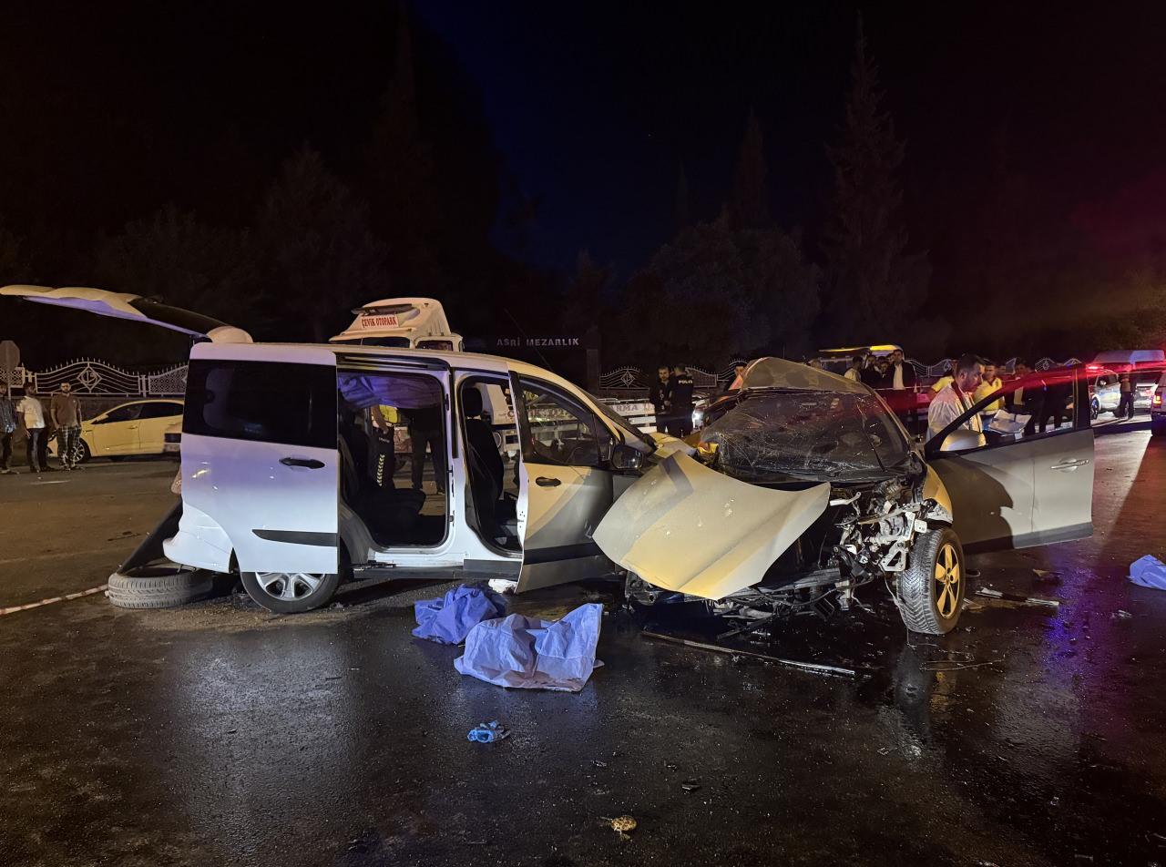 Gaziantep'te hafif ticari araç ile otomobil çarpıştı: 5 ölü, 2 yaralı