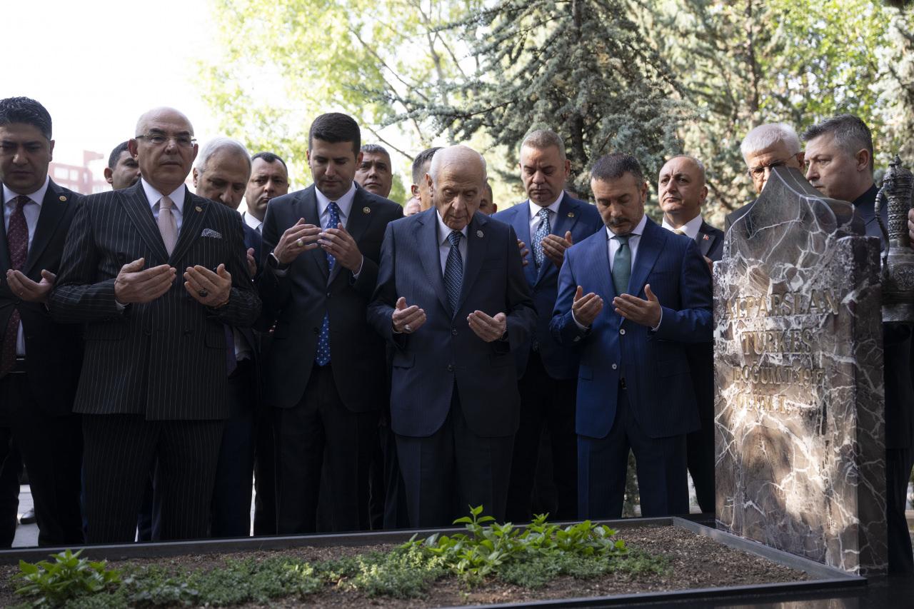 MHP Genel Başkanı Bahçeli, Alparslan Türkeş’in kabrini ziyaret etti.
