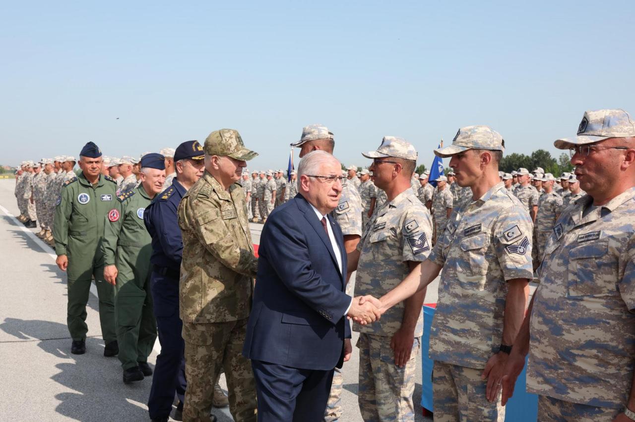 Bakan Güler, askerlerin bayramını kutladı