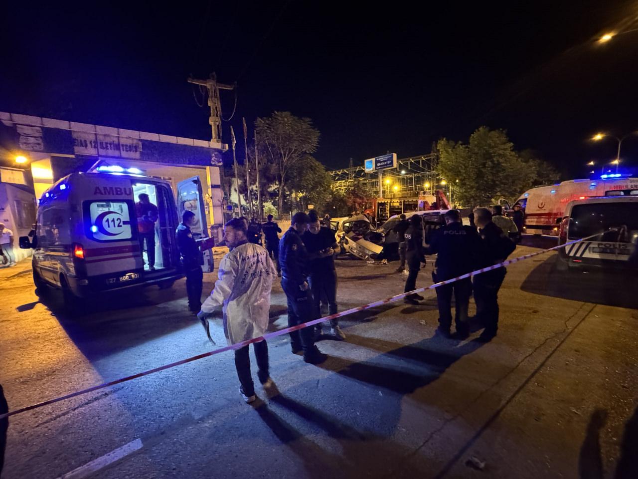 Gaziantep'te hafif ticari araç ile otomobil çarpıştı: 5 ölü, 2 yaralı