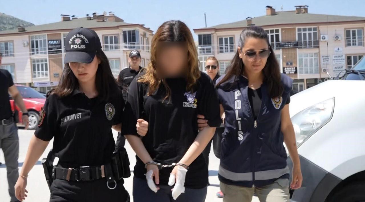 3 kişi tutuklandı, bir kişi serbest bırakıldı.