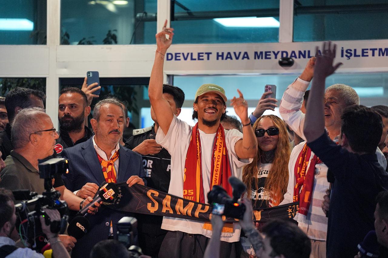 Galatasaray Kulübünün transfer görüşmesi yürüttüğü Leroy Sane, İstanbul'a geldi. Özel uçakla Atatürk Havalimanı Genel Havacılık Terminali'ne gelen Almanya vatandaşı 29 yaşındaki kanat oyuncusunu sarı-kırmızılı taraftarlar büyük coşkuyla karşıladı. Sane, kapıdan çıktıktan sonra taraftarların isteğini kırmayarak üçlü çektirdi.