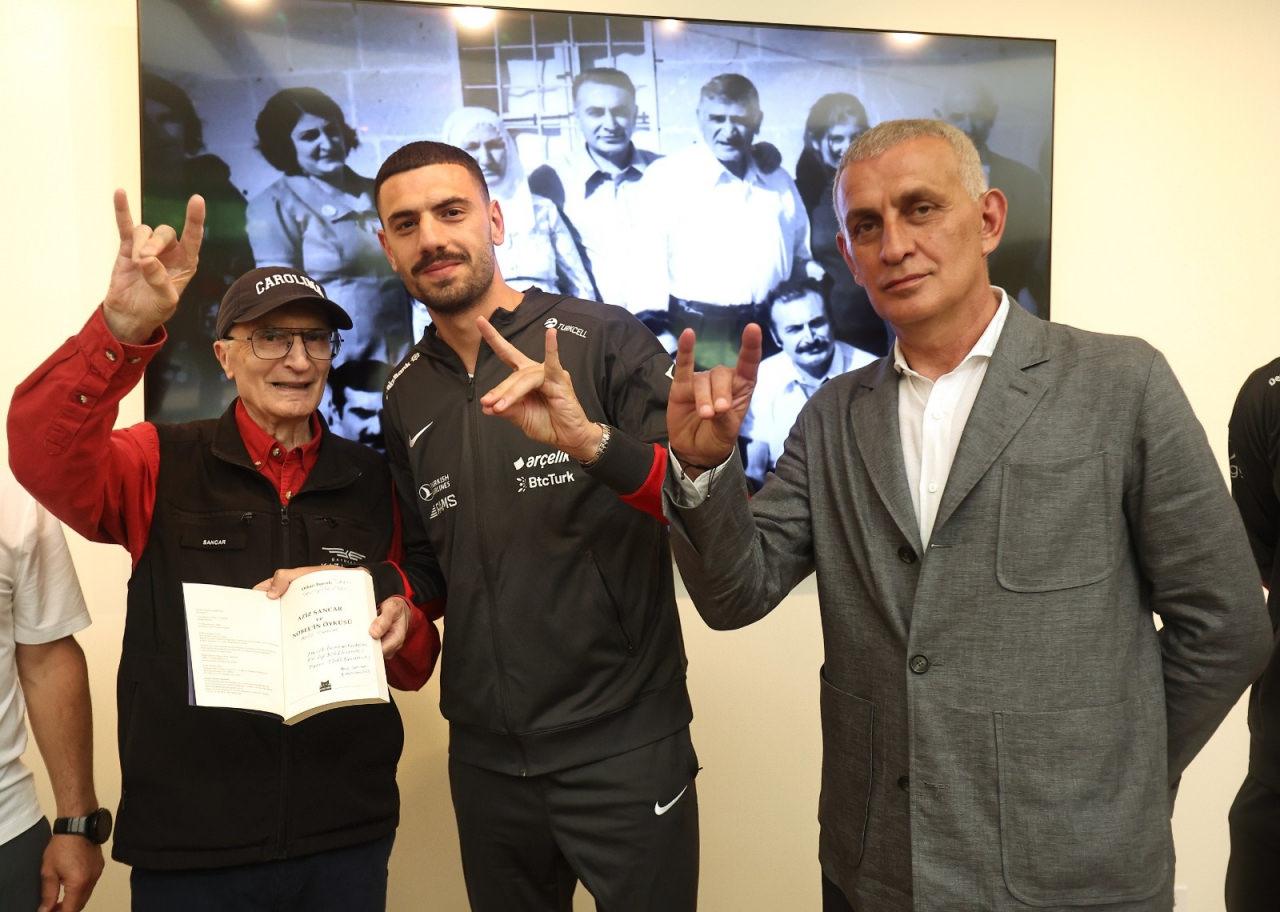 Aziz Sancar, Merih Demiral ve İbrahim Hacıosmanoğlu'ndan bozkurt pozu