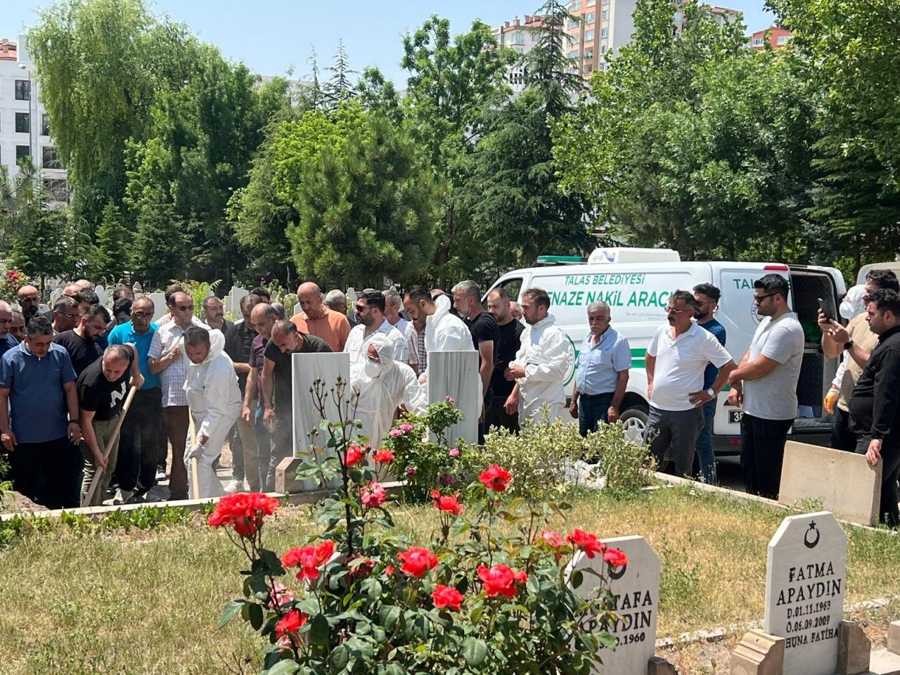 Kene ısırması sonucu hayatını kaybeden kadın toprağa verildi. 