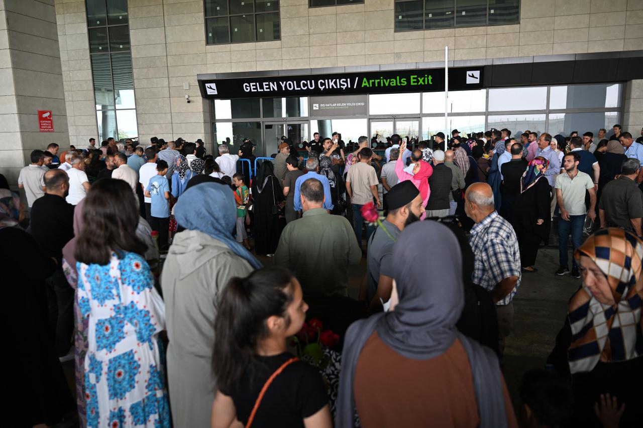 Kutsal topraklarda hac ibadetini yerinde getiren hacıların ilk kafileleri Gaziantep'e gelmeye başladı. Kutsal topraklardaki ibadetlerini yerine getirdikten sonra yurda dönen hacılar, pasaport işlemlerinin ardından Gaziantep Havalimanı Dış Hatlar Geliş Terminali çıkış kapısında aileleri ve yakınları tarafından sevinç gözyaşlarıyla karşılandı. 