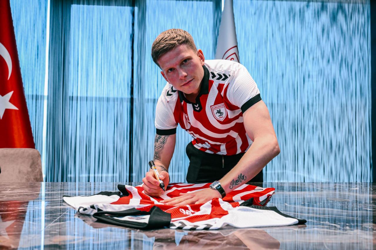 İzlandalı sol bek Logi Tomasson