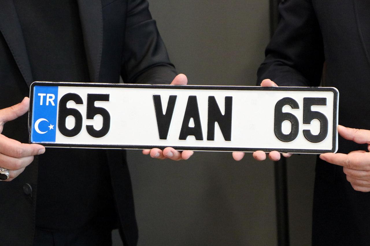 Vanspor’a özel plaka hediyesi; '65 VAN 65'