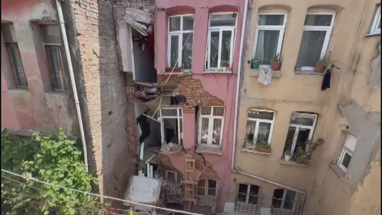 3 katlı binanın balkonu çöktü.