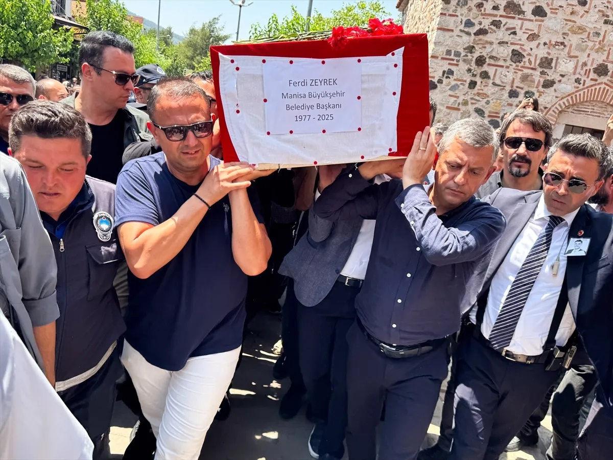 Özgür Özel tabuta omuz verdi.