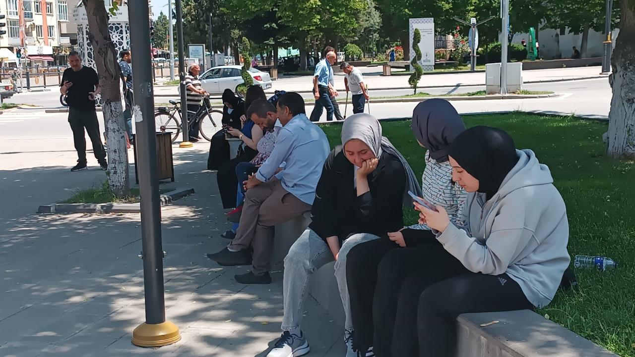 Korkan vatandaşlar kendilerini sokak ve caddelere attı