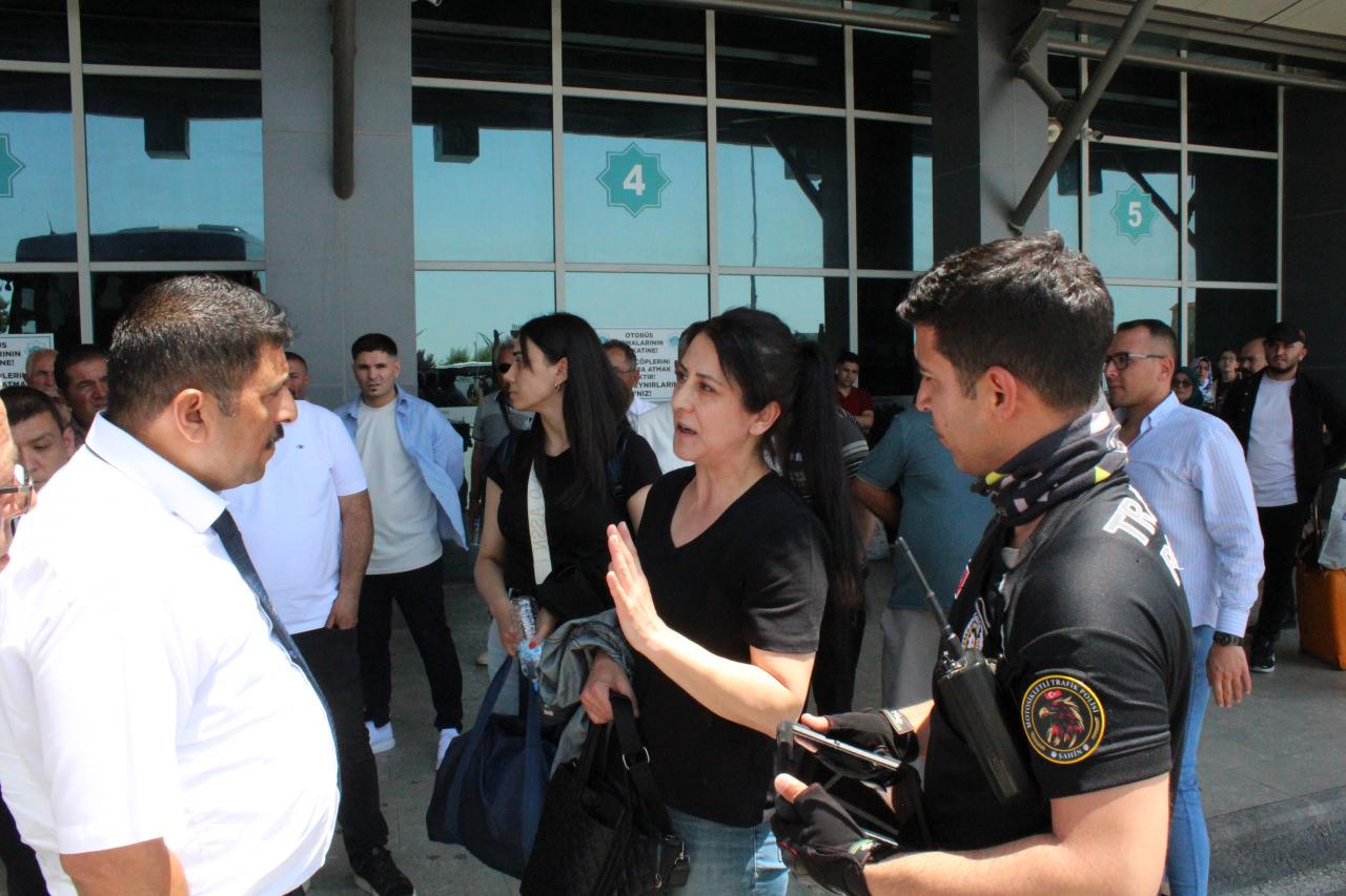 Kadın komiser, resmi trafik polisini otogara çağırarak durumu bildirdi. 