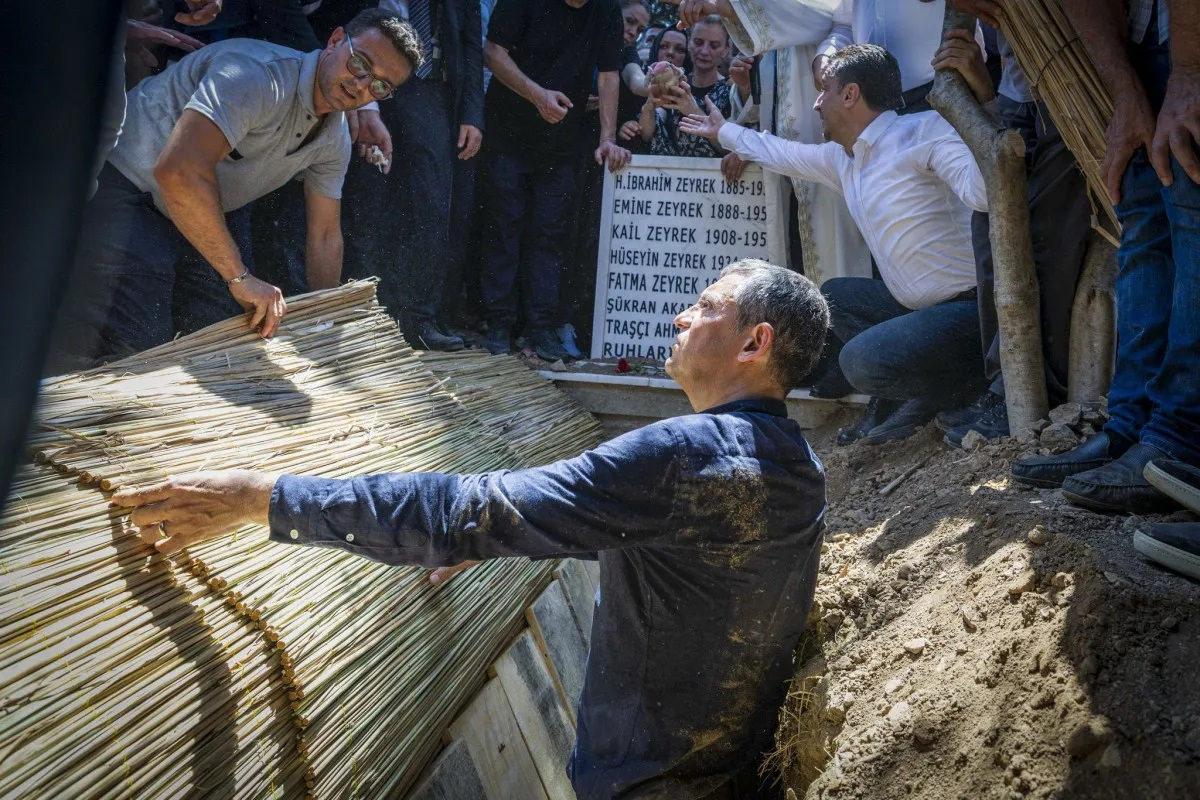 Ferdi Zeyrek'in naaşı toprağa verildi.