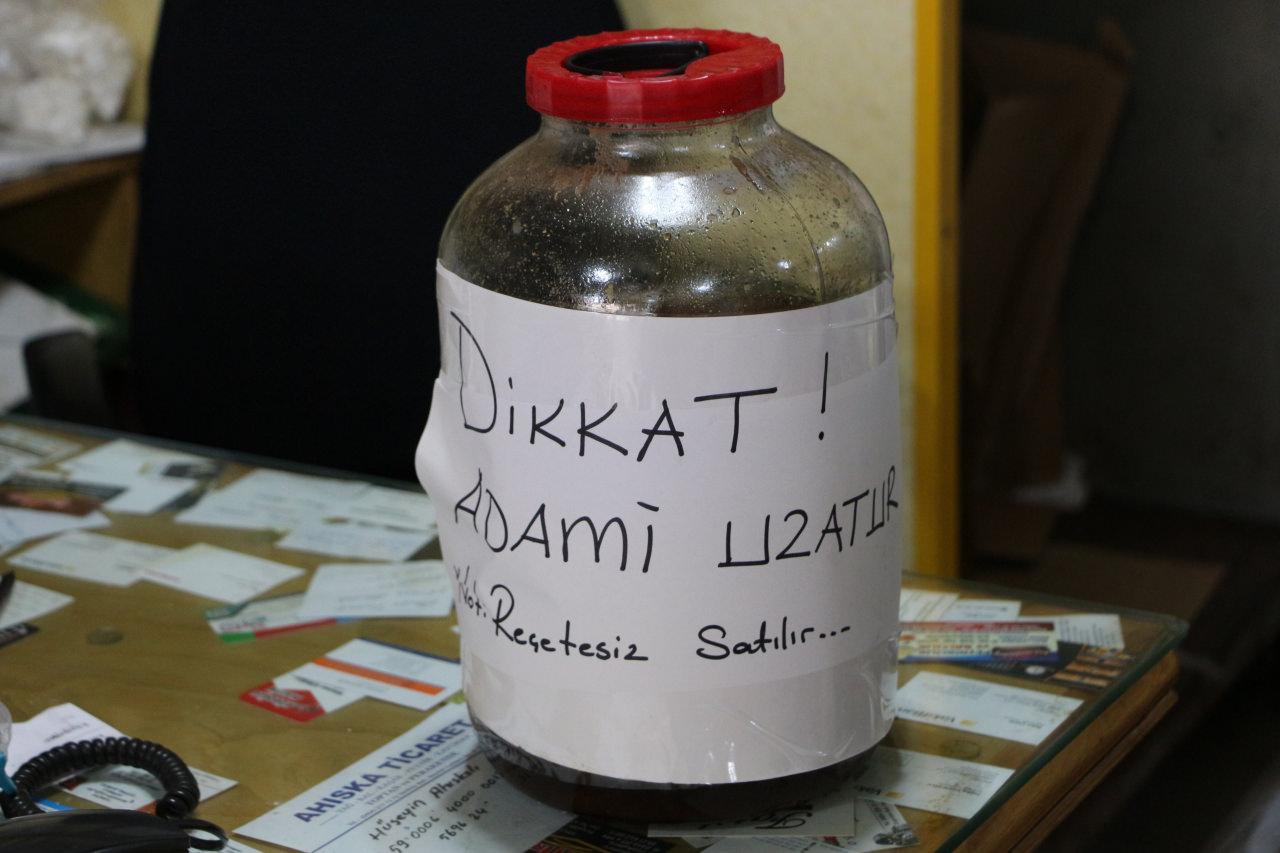 Deli bal kavanozunun üzerine yazılan ilginç yazı.