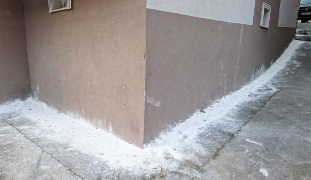 Bir ili tedirgin eden manzara! Mahalleyi bastılar: Dökülen kireç bile engel olamadı