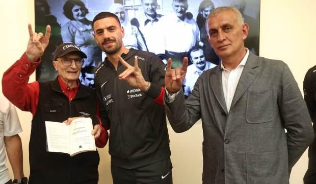 Bizim Çocuklar'dan Aziz Sancar'a ziyaret! ABD'de bozkurt pozu