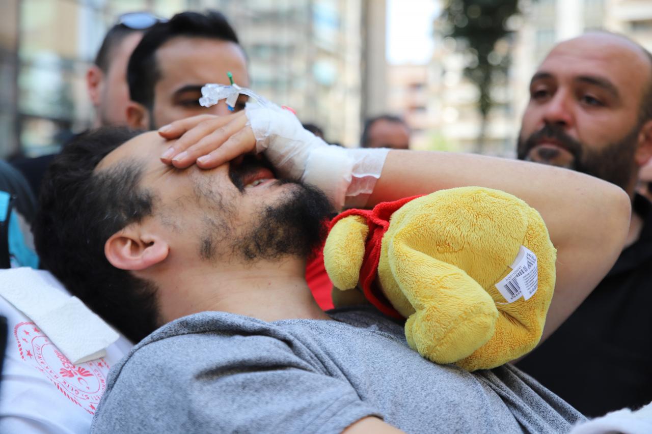 Kazada yaralanan acılı baba, hayatını kaybeden çocuğunun oyuncağı ile cenazeye katılmıştı. 