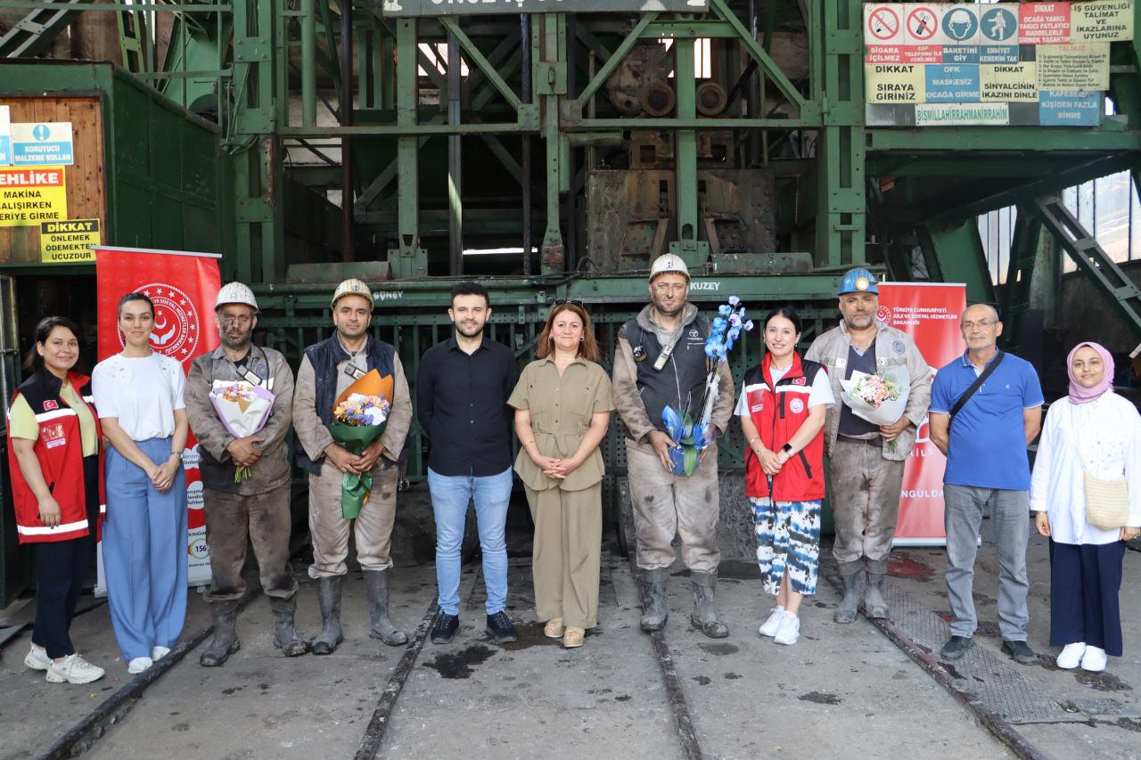 Zonguldak'ta çocuklar Babalar Gününü maden ocağının önünde kutladı