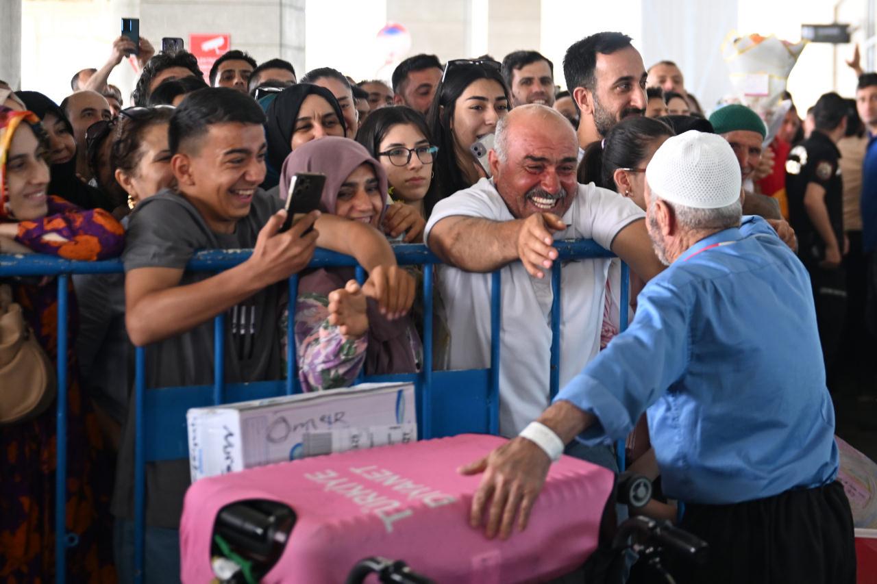 Kutsal topraklarda hac ibadetini yerinde getiren hacıların ilk kafileleri Gaziantep'e gelmeye başladı. Kutsal topraklardaki ibadetlerini yerine getirdikten sonra yurda dönen hacılar, pasaport işlemlerinin ardından Gaziantep Havalimanı Dış Hatlar Geliş Terminali çıkış kapısında aileleri ve yakınları tarafından sevinç gözyaşlarıyla karşılandı. 
