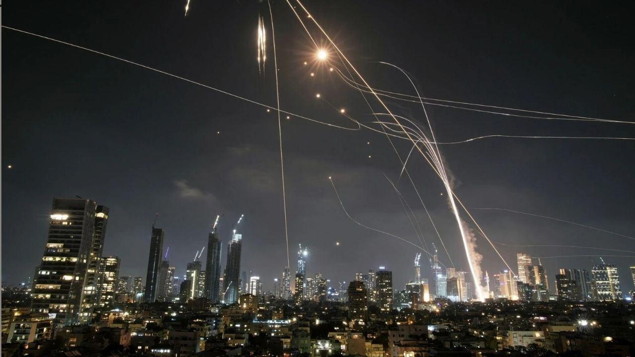 İran'dan Tel Aviv'e yoğun balistik füze saldırısı