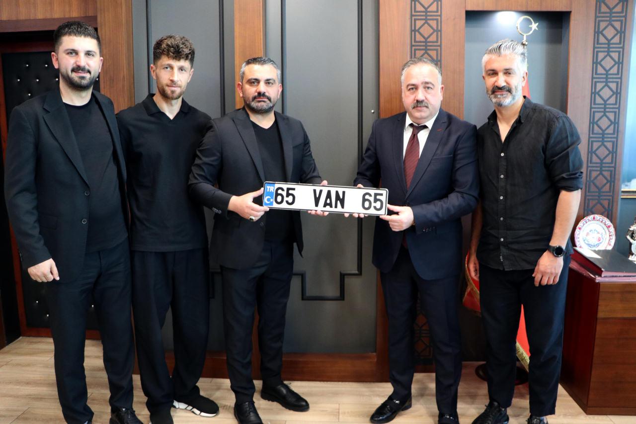 Vanspor’a özel plaka hediyesi; '65 VAN 65'