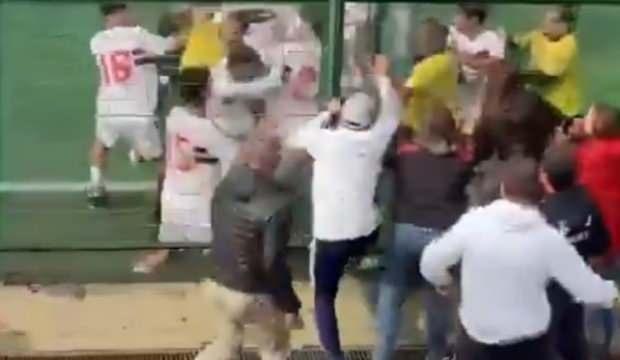 Hakemden futbolcuya yumruk! Sahada herkes birbirine girdi