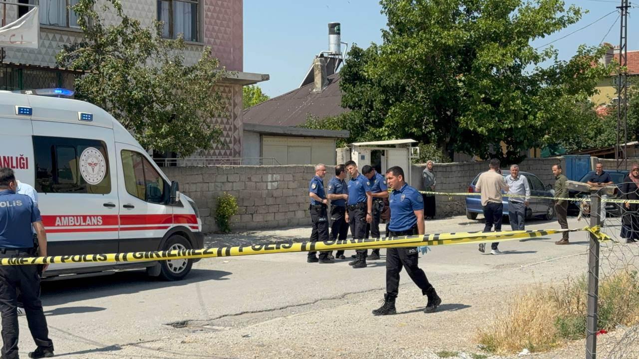 İsmail Can (71) kaldırımda bulunduğu bölgeye sağlık ekipleri sevk edildi. 
