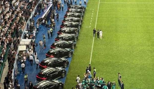 İlk kez D&uuml;nya Kupası'nı garantileyince t&uuml;m futbolculara araba hediye etti