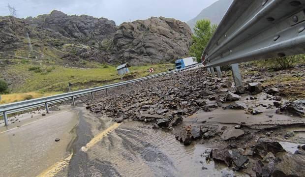 Karayolunda heyelan: Ulaşım tek şeritten sağlanıyor!